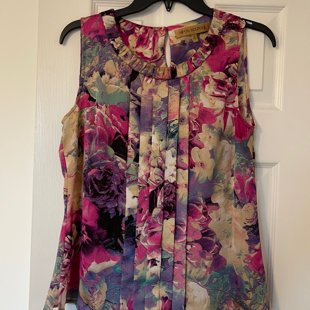 Beautiful floral sleeveless blouse. In excellent like-new condition.